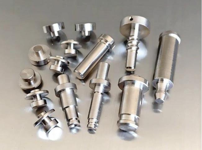 金屬與塑料鉚釘終極指南:精密制造的7大關鍵類型、鉆孔尺寸及毛刺解決方案